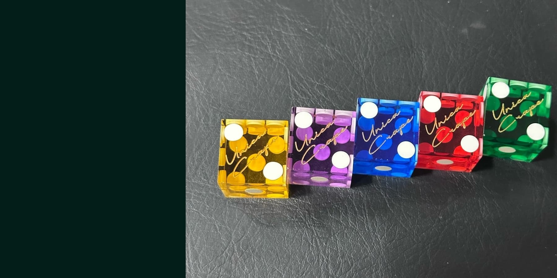 置於綠色桌氈上的 Unica Craps 專業直角花旗骰